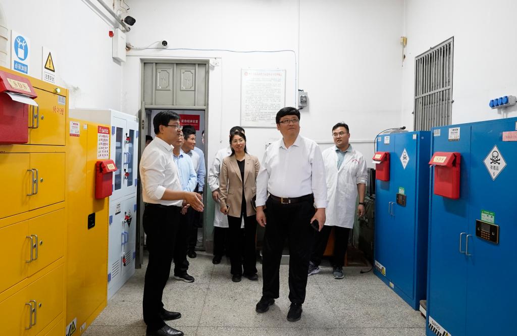 20250430丛海林 褚夫敏调研市中校区 (7).JPG